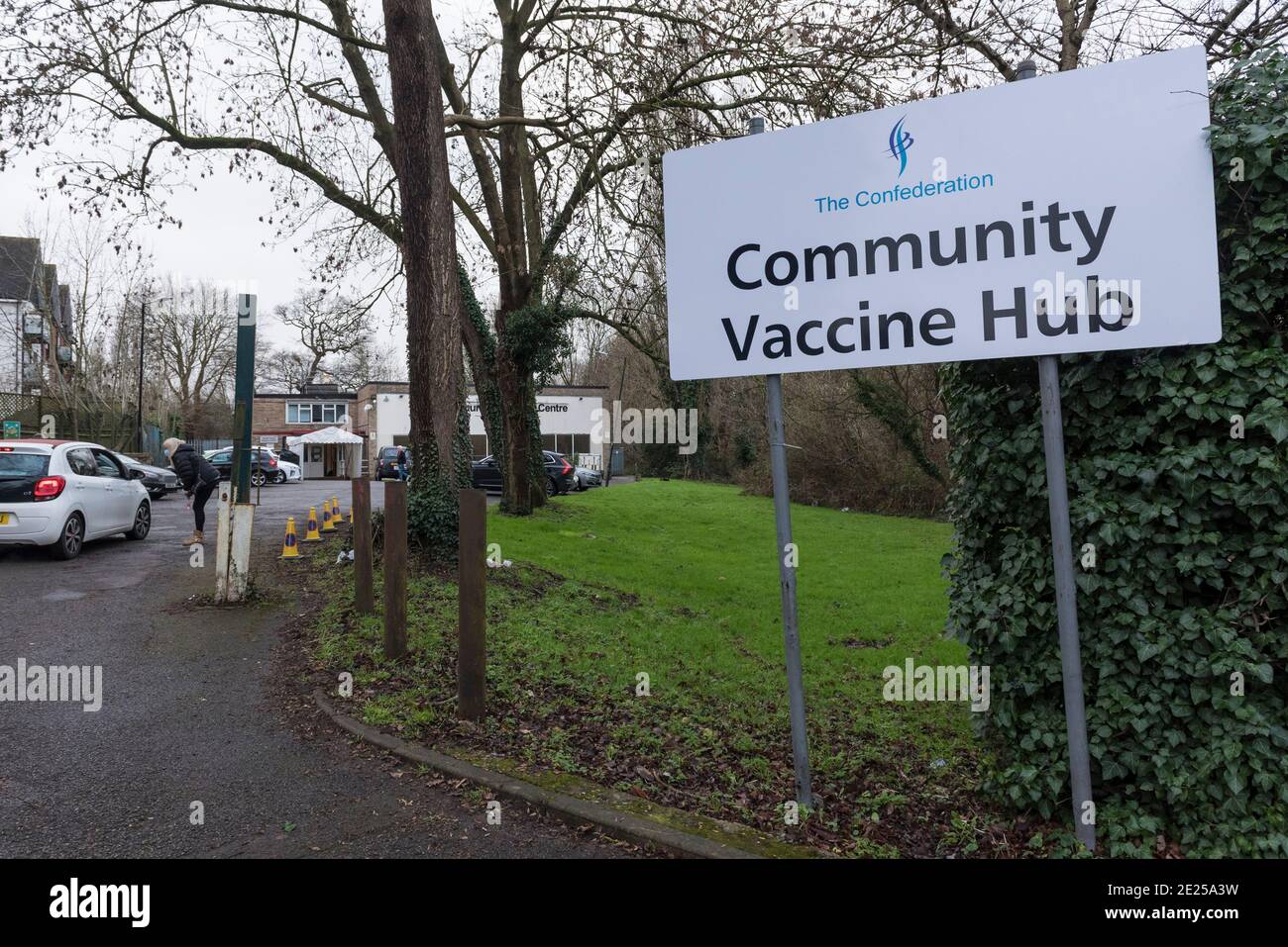 Ruislip, Royaume-Uni. 12 janvier 2021. Un panneau à l’extérieur d’un centre de vaccination contre le coronavirus au Centre des jeunes Ruislip à Ruislip, dans le nord-ouest de Londres. Ce centre communautaire de vaccination est l'un des deux qui ont été mis en place dans le quartier de Hillingdon à Londres (l'autre est à Hayes). Jusqu'à présent, environ 2,3 millions de personnes au Royaume-Uni ont reçu leur première dose du vaccin au 10 janvier. Credit: Stephen Chung / Alamy Live News Banque D'Images