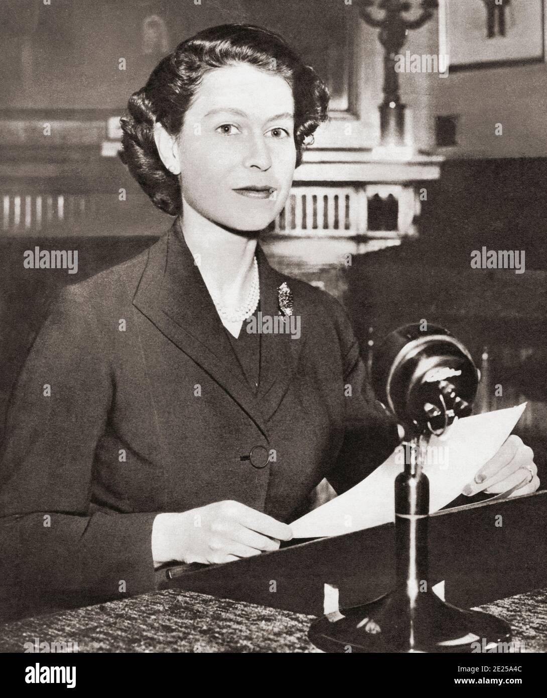 ÉDITORIAL ONLYQueen Elizabeth II diffusant son premier message de Noël en 1952 après la mort de son père. Elizabeth II, 1926 - 2022. Reine du Royaume-Uni. Du livre de la Reine Elizabeth Coronation, publié en 1953. Banque D'Images