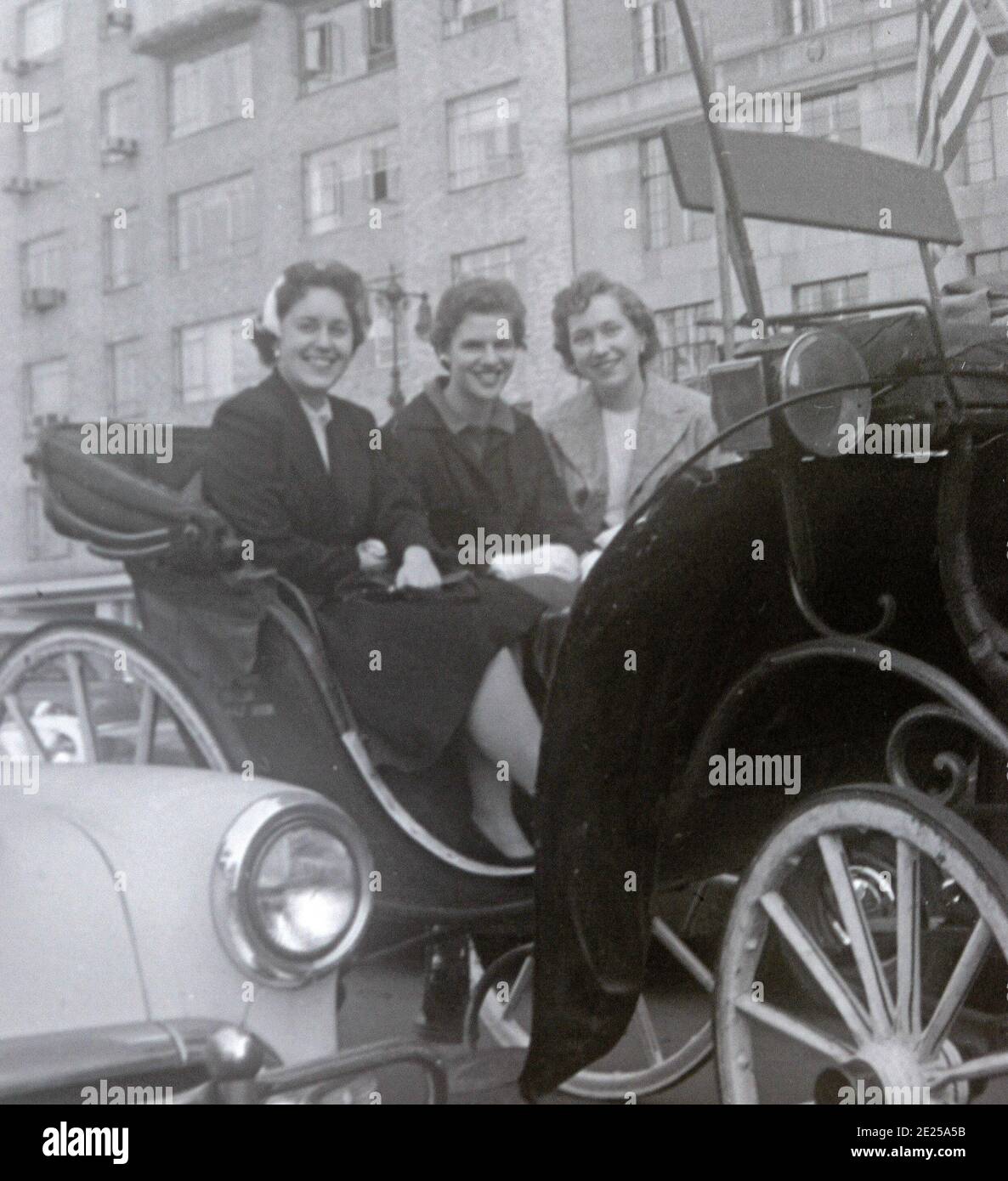 Trois jeunes femmes en calèche à New York, 1958 Banque D'Images