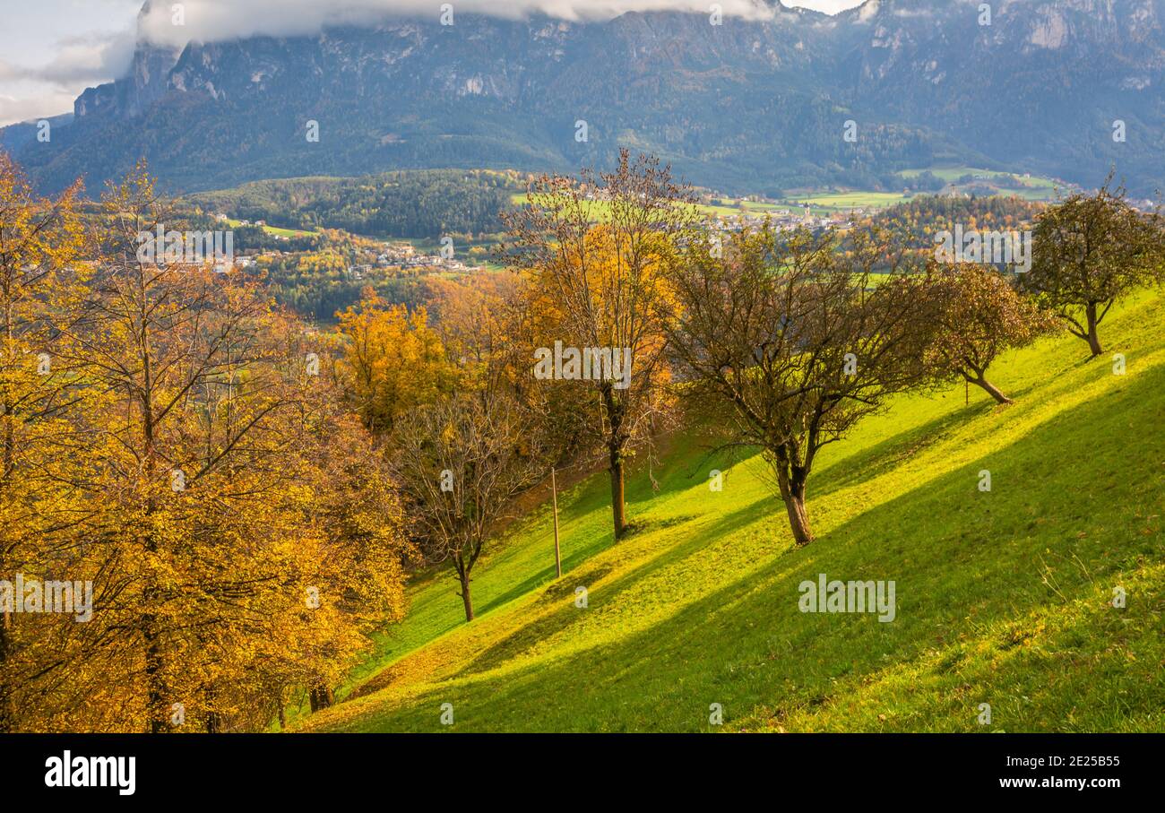 Vue automnale de la vallée de l'Eisack au Tyrol du Sud - Eisacktal - Italie du Nord - Europe. Photographie de paysage Banque D'Images