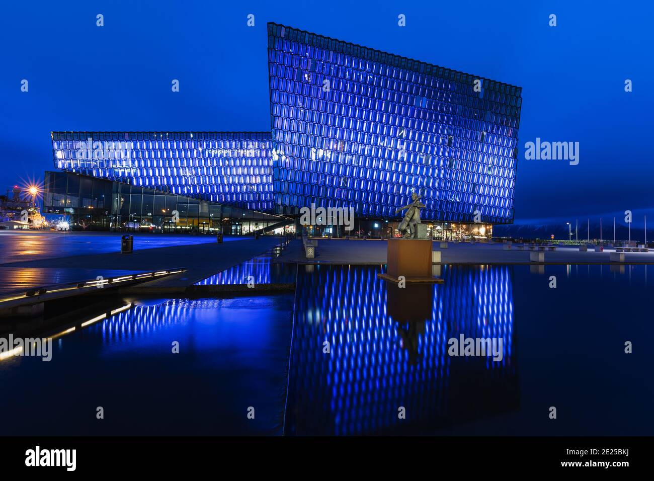 Vue de nuit sur Harpa - l'Opéra de Reykjavik, qui a reçu le prix Mies van der Rohe pour l'architecture contemporaine. Banque D'Images