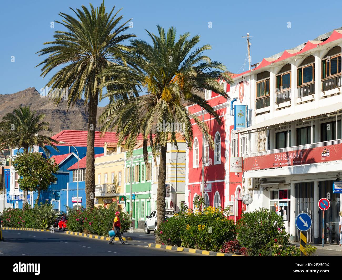 Rua de Praia ou Avenida da Republica avec de vieilles maisons de commerce (armazens). Ville Mindelo, un port maritime sur l'île de Sao Vicente, Cap V. Banque D'Images