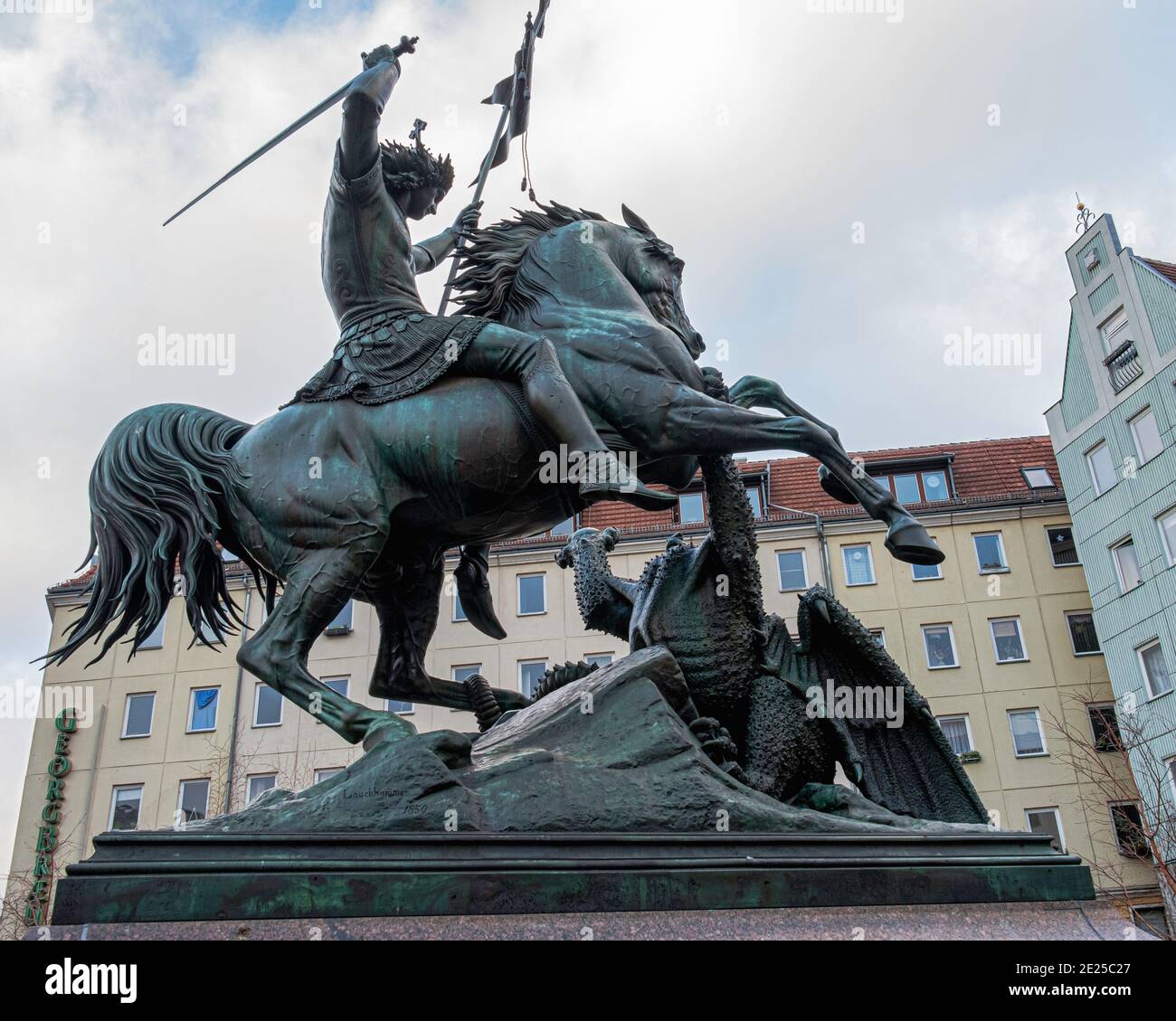 Saint George et le dragon, sculpture en bronze dans la vieille ville historique de Nikolaiviertel, Mitte, Berlin, Allemagne Banque D'Images