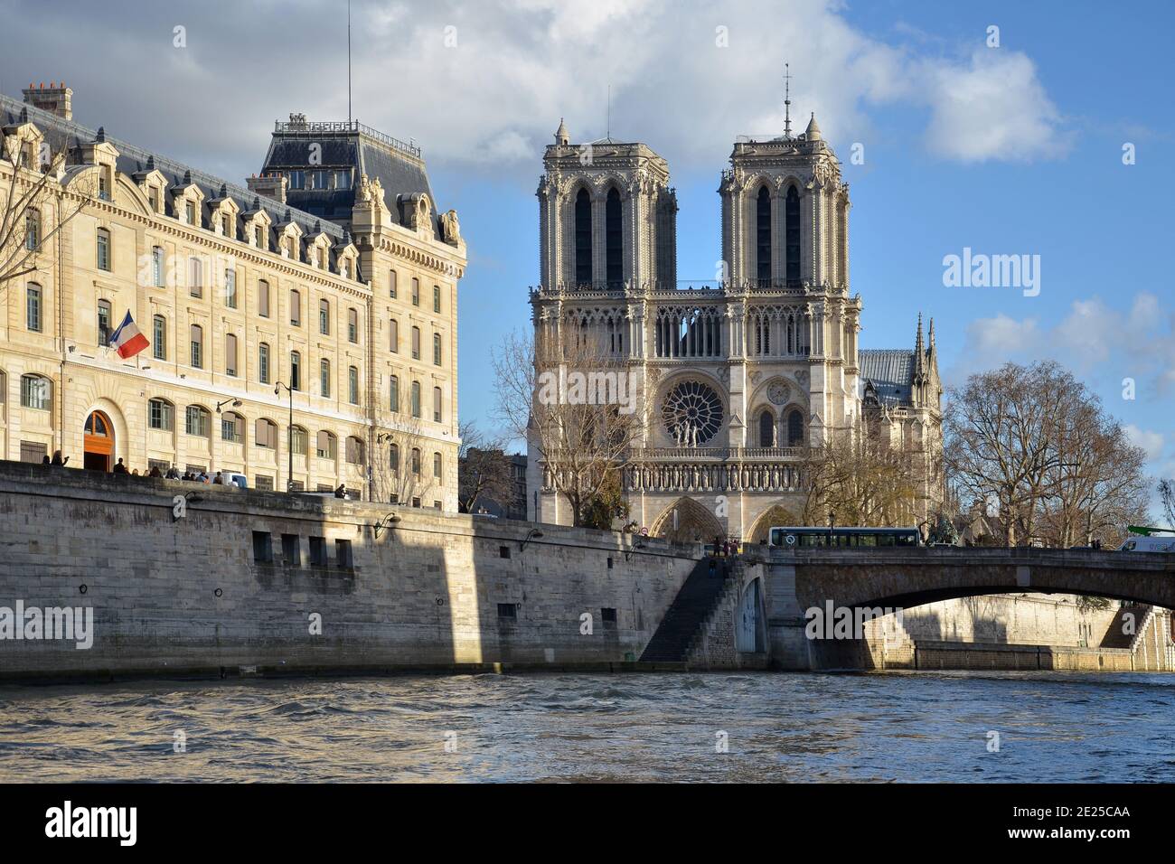 Vue sur notre-Dame de Paris depuis les rives de la Seine. Photo prise avant la destruction partielle de la cathédrale par un grand incendie en avril 2019. Banque D'Images