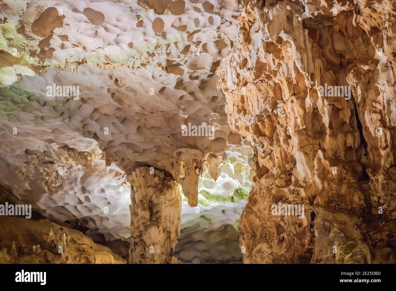 Hang Sung Sot Grotto Cave of surprise, baie d'Halong, Vietnam Banque D'Images