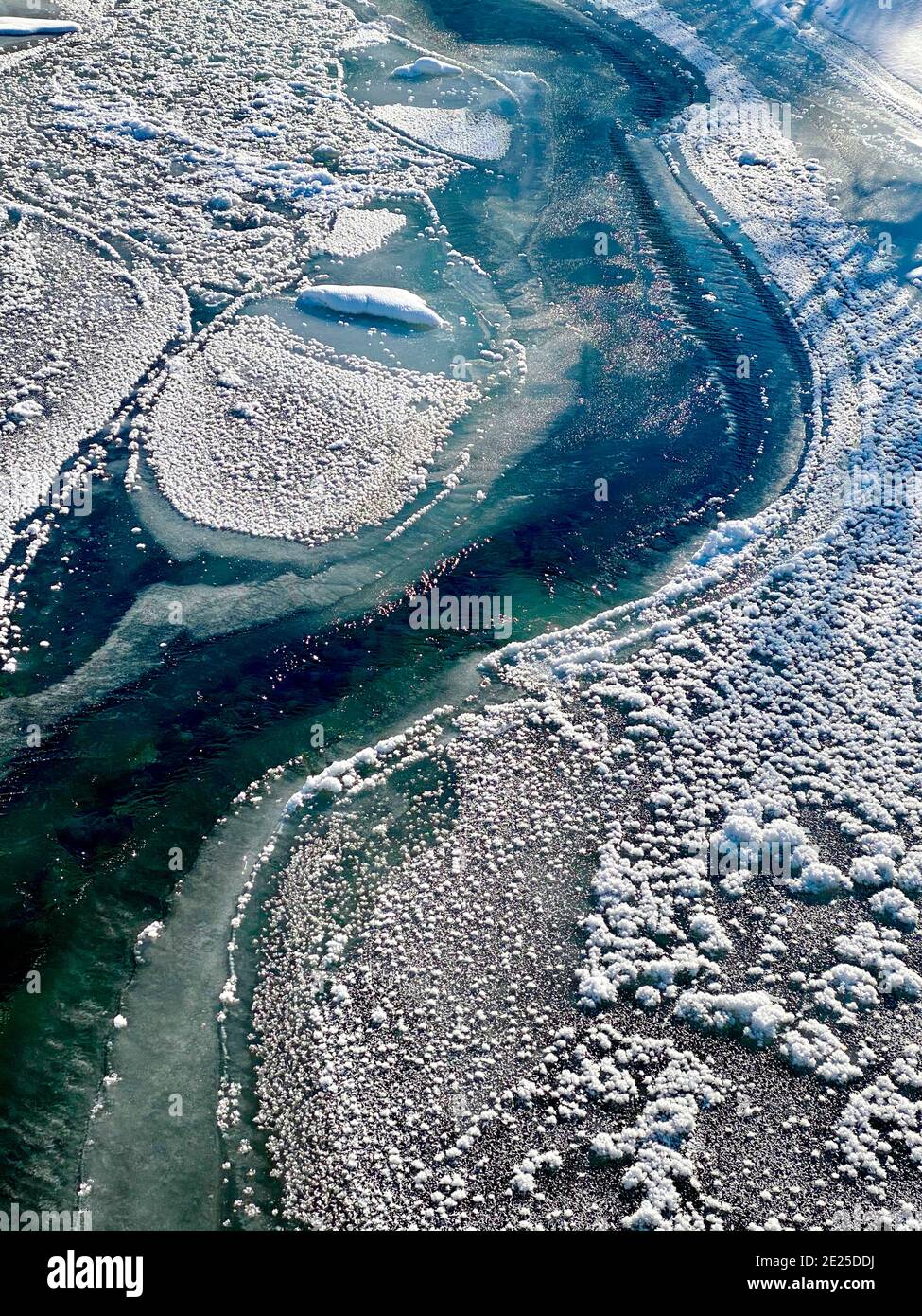 Gros plan de la rivière partiellement gelée à Andermatt en Suisse Banque D'Images