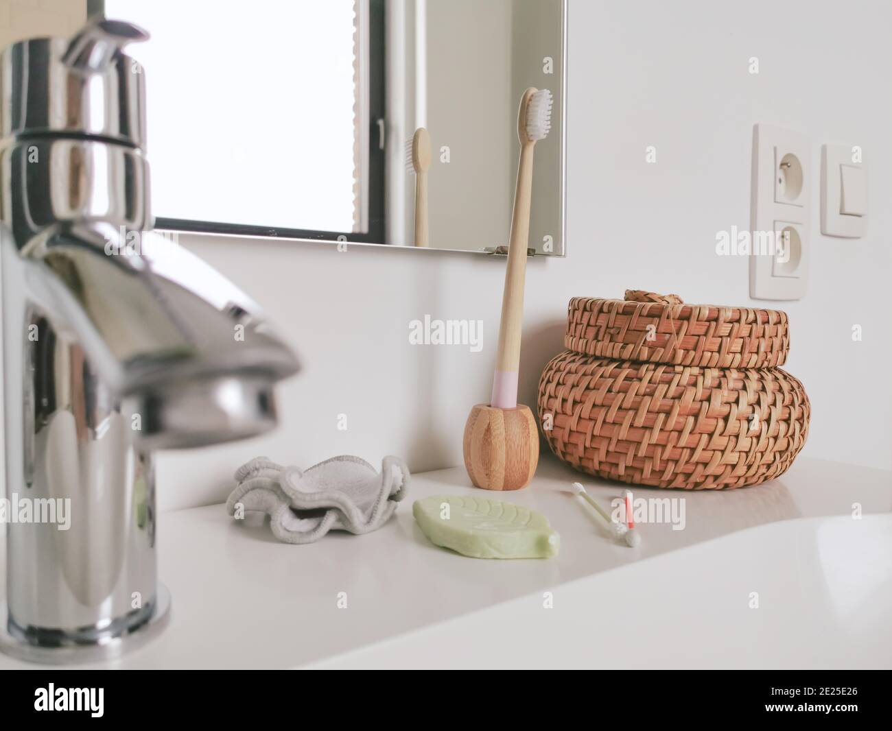 Concept de salle de bain zéro déchet avec des produits sans plastique et réutilisables tels que des cotons-tiges en silicone et une brosse à dents en bambou. Style de vie durable. Banque D'Images