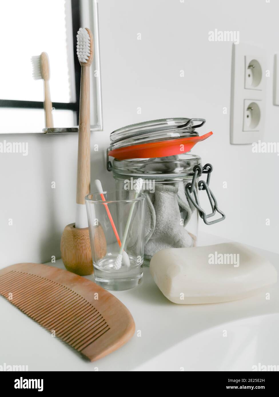 Concept de salle de bain zéro déchet avec des produits sans plastique et réutilisables tels que des cotons-tiges en silicone et une brosse à dents en bambou. Style de vie durable. Banque D'Images