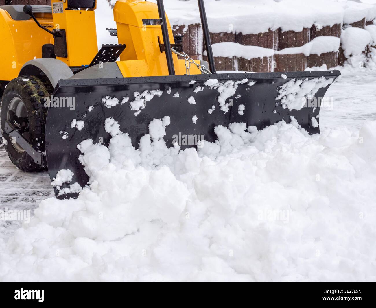 Pousser la neige avec un tracteur Banque D'Images