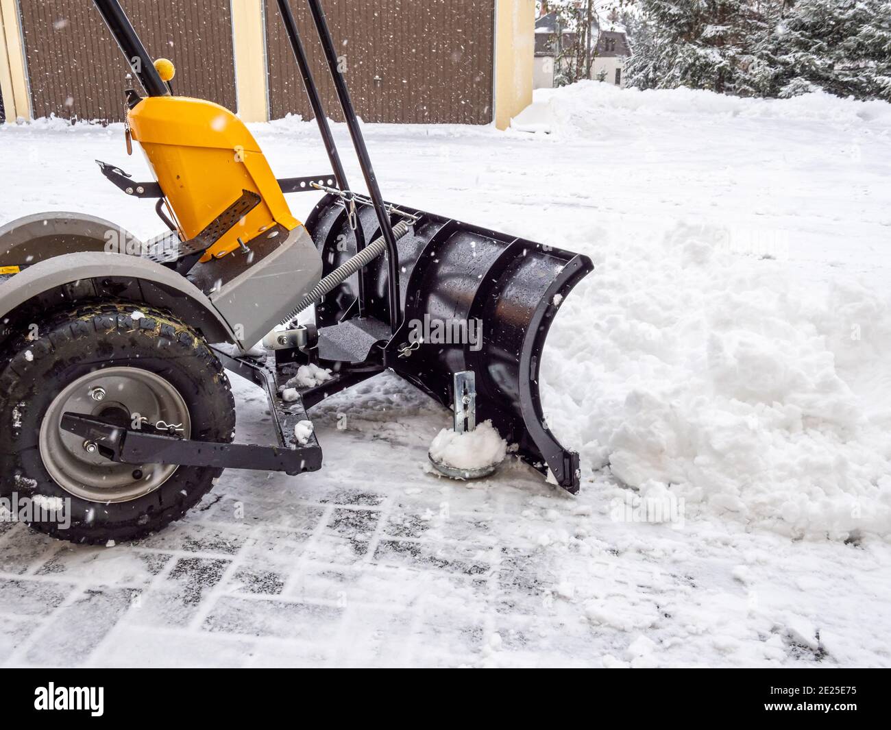 Tracteur avec plaque coulissante pour l'entretien hivernal Banque D'Images