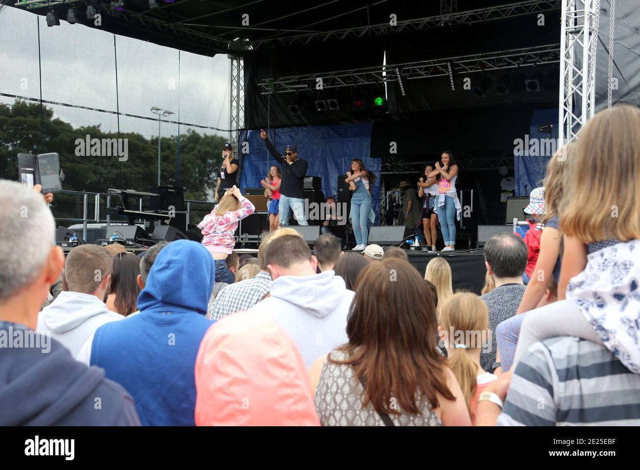 PKD Festival Dalgety Bay, Fife Scotland, Royaume-Uni 23 juillet 2016. Le festival PKD est un festival de musique et de vélo de charité. Il s'agit d'un festival familial, comprenant une zone pour enfants et un champ de foire où les enfants de moins de 16 ans sont gratuits avec un PKD adulte. Il est désormais reconnu comme l'un des plus grands festivals de charité et spectacles de moto d'Écosse. Le chanteur Bradley McIntosh du Club 7 se produit Banque D'Images PKD Festival Dalgety Bay, Fife Scotland, Royaume-Uni 23 juillet 2016. Le festival PKD est un festival de musique et de vélo de charité. Il s'agit d'un festival familial, comprenant une zone pour enfants et un champ de foire où les enfants de moins de 16 ans sont gratuits avec un PKD adulte. Il est désormais reconnu comme l'un des plus grands festivals de charité et spectacles de moto d'Écosse. Le chanteur Bradley McIntosh du Club 7 se produit Banque D'Images