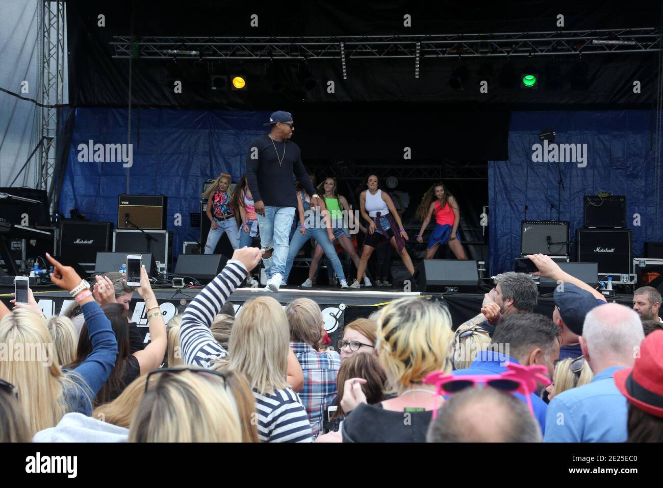 PKD Festival Dalgety Bay, Fife Scotland, Royaume-Uni 23 juillet 2016. Le festival PKD est un festival de musique et de vélo de charité. Il s'agit d'un festival familial, comprenant une zone pour enfants et un champ de foire où les enfants de moins de 16 ans sont gratuits avec un PKD adulte. Il est désormais reconnu comme l'un des plus grands festivals de charité et spectacles de moto d'Écosse. Le chanteur Bradley McIntosh du Club 7 se produit Banque D'Images PKD Festival Dalgety Bay, Fife Scotland, Royaume-Uni 23 juillet 2016. Le festival PKD est un festival de musique et de vélo de charité. Il s'agit d'un festival familial, comprenant une zone pour enfants et un champ de foire où les enfants de moins de 16 ans sont gratuits avec un PKD adulte. Il est désormais reconnu comme l'un des plus grands festivals de charité et spectacles de moto d'Écosse. Le chanteur Bradley McIntosh du Club 7 se produit Banque D'Images