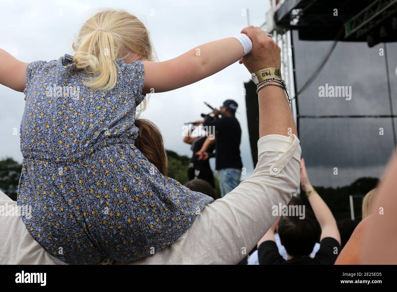 PKD Festival Dalgety Bay, Fife Scotland, Royaume-Uni 23 juillet 2016. Le festival PKD est un festival de musique et de vélo de charité. Un festival familial, comprenant une zone pour enfants et un champ de foire où les enfants de moins de 16 ans sont gratuits avec un PKD adulte, est désormais reconnu comme l'un des plus grands festivals de charité et spectacles de moto d'Écosse. SClub 7 vu à travers le bras des fans Banque D'Images PKD Festival Dalgety Bay, Fife Scotland, Royaume-Uni 23 juillet 2016. Le festival PKD est un festival de musique et de vélo de charité. Un festival familial, comprenant une zone pour enfants et un champ de foire où les enfants de moins de 16 ans sont gratuits avec un PKD adulte, est désormais reconnu comme l'un des plus grands festivals de charité et spectacles de moto d'Écosse. SClub 7 vu à travers le bras des fans Banque D'Images