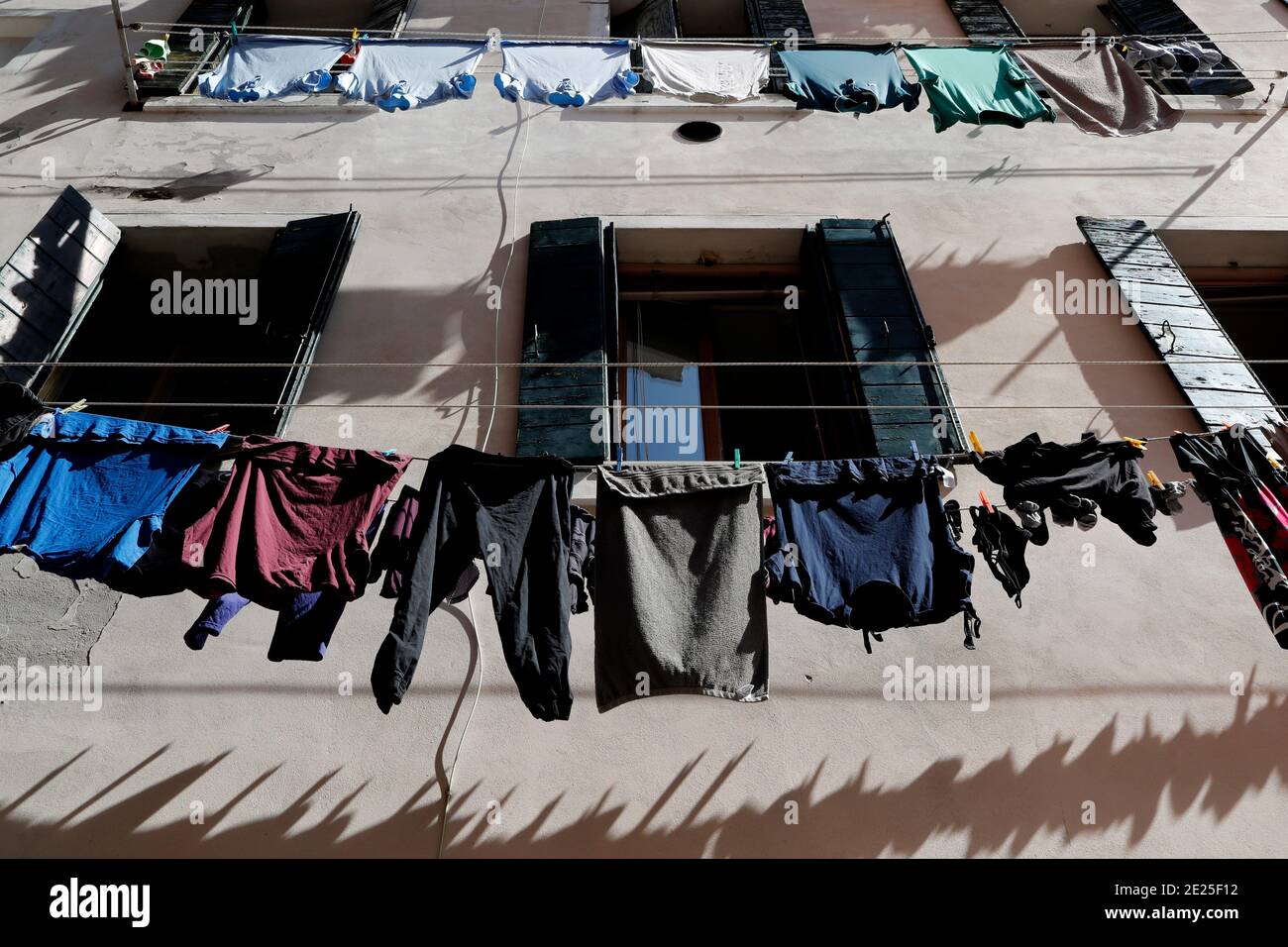 Vue typique les rues de Venise lavées vêtements sécher sur des cordes à l'extérieur du bâtiment. Banque D'Images