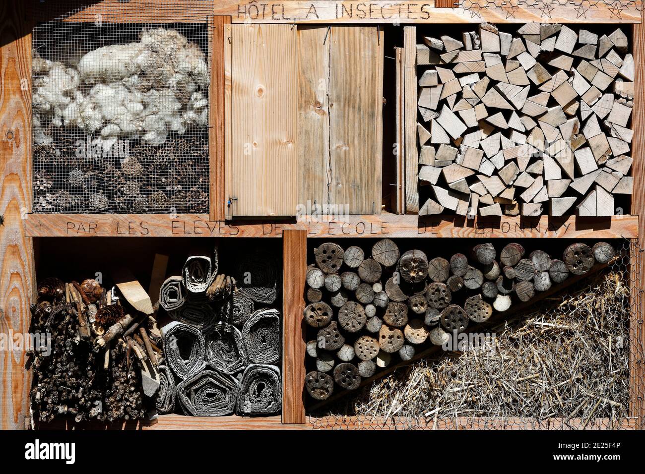 Un hôtel d'insectes est une structure faite par l'homme créée pour fournir un abri pour les insectes. France. Banque D'Images