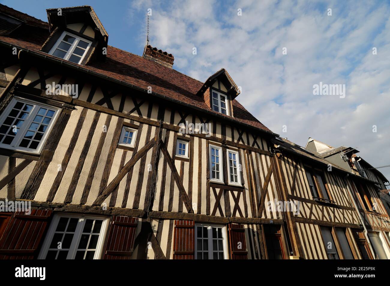 Maisons à pans de bois typiquement normandes à Bernay, Eure, France. Banque D'Images