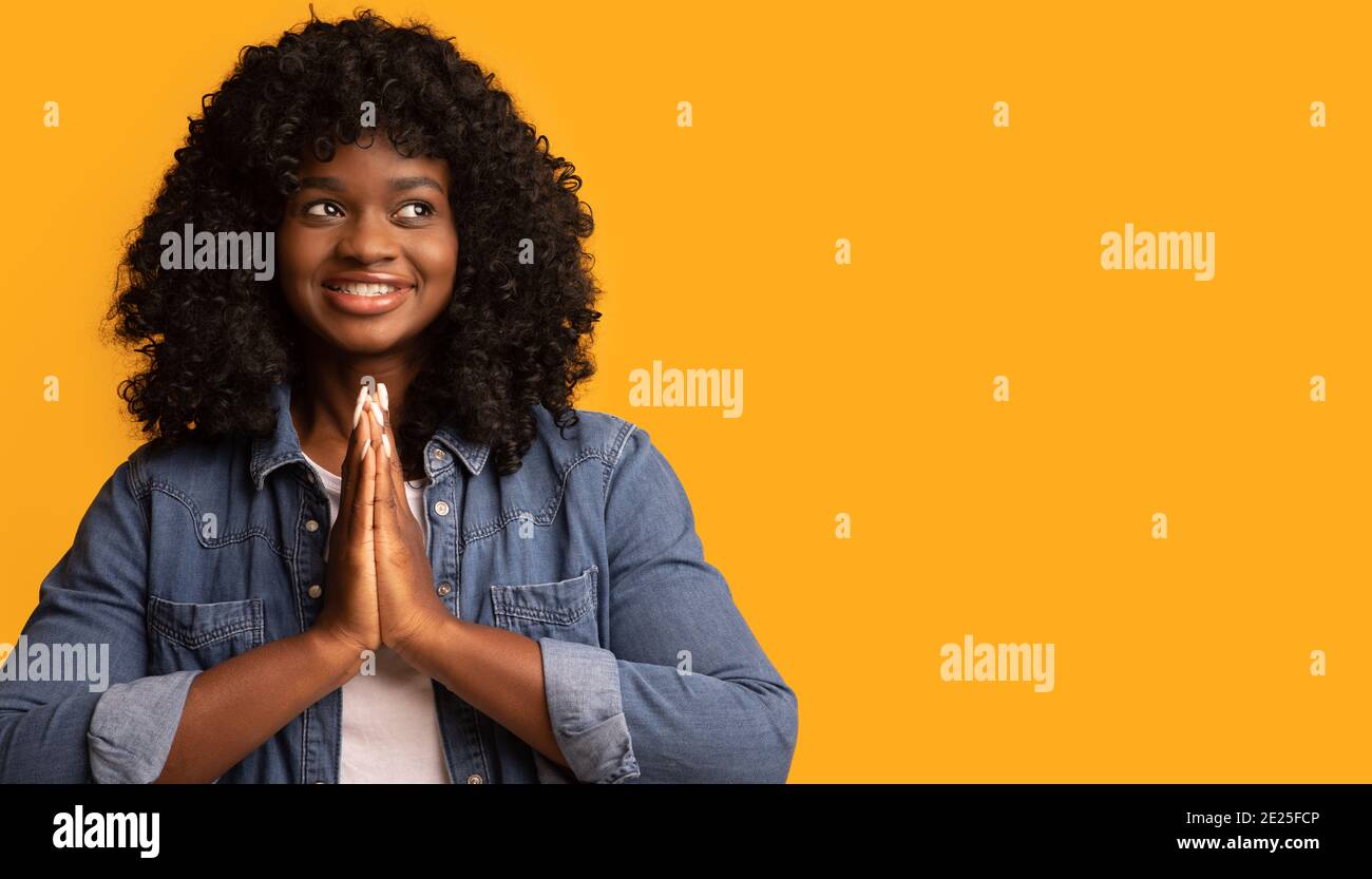 Femme noire inspirée montrant les mains classées dans un geste de pleuvoir Banque D'Images