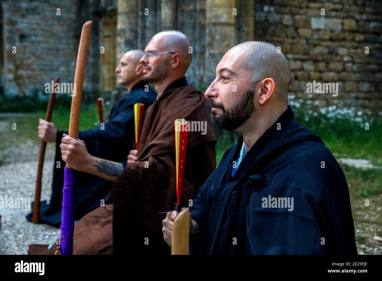 Cérémonie d'ordination (transmission) du maître bouddhiste Zen dans les ruines de l'ancienne abbaye au monastère de Trappist Orval, Orval, Belgique Banque D'Images