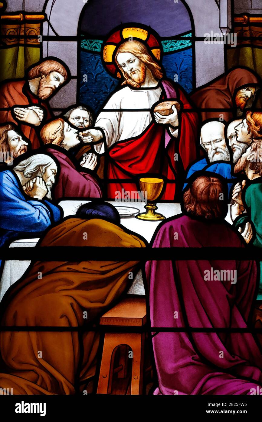 Fenêtre en vitrail. Le dernier souper. Jésus et ses apôtres. France. Banque D'Images