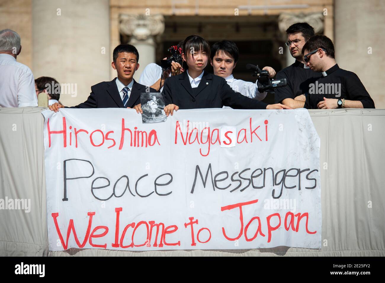 Le pape François rencontre des adolescents japonais Uchiyama Koshiro, de Nagasaki, et Matsuda Koharu, de Hiroshima, tous deux en 16, portant une bannière et historique Banque D'Images
