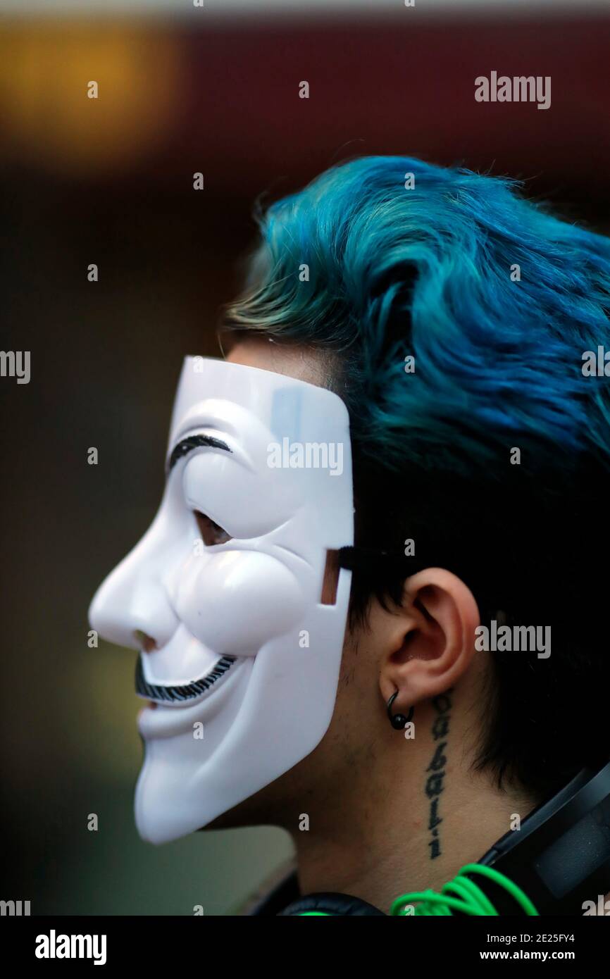 Homme portant un masque anonyme. Banque D'Images