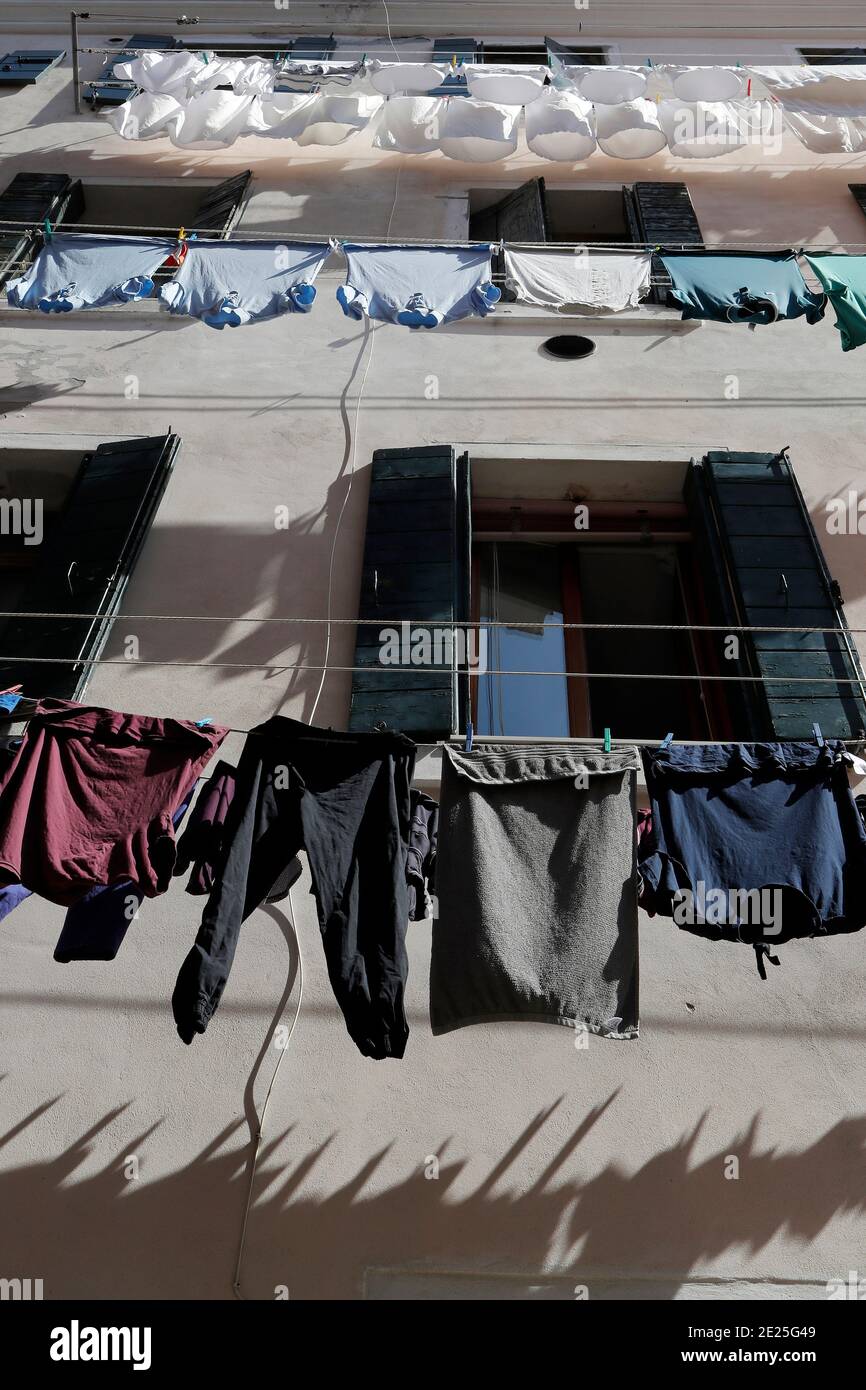 Vue typique les rues de Venise lavées vêtements sécher sur des cordes à l'extérieur du bâtiment. Banque D'Images