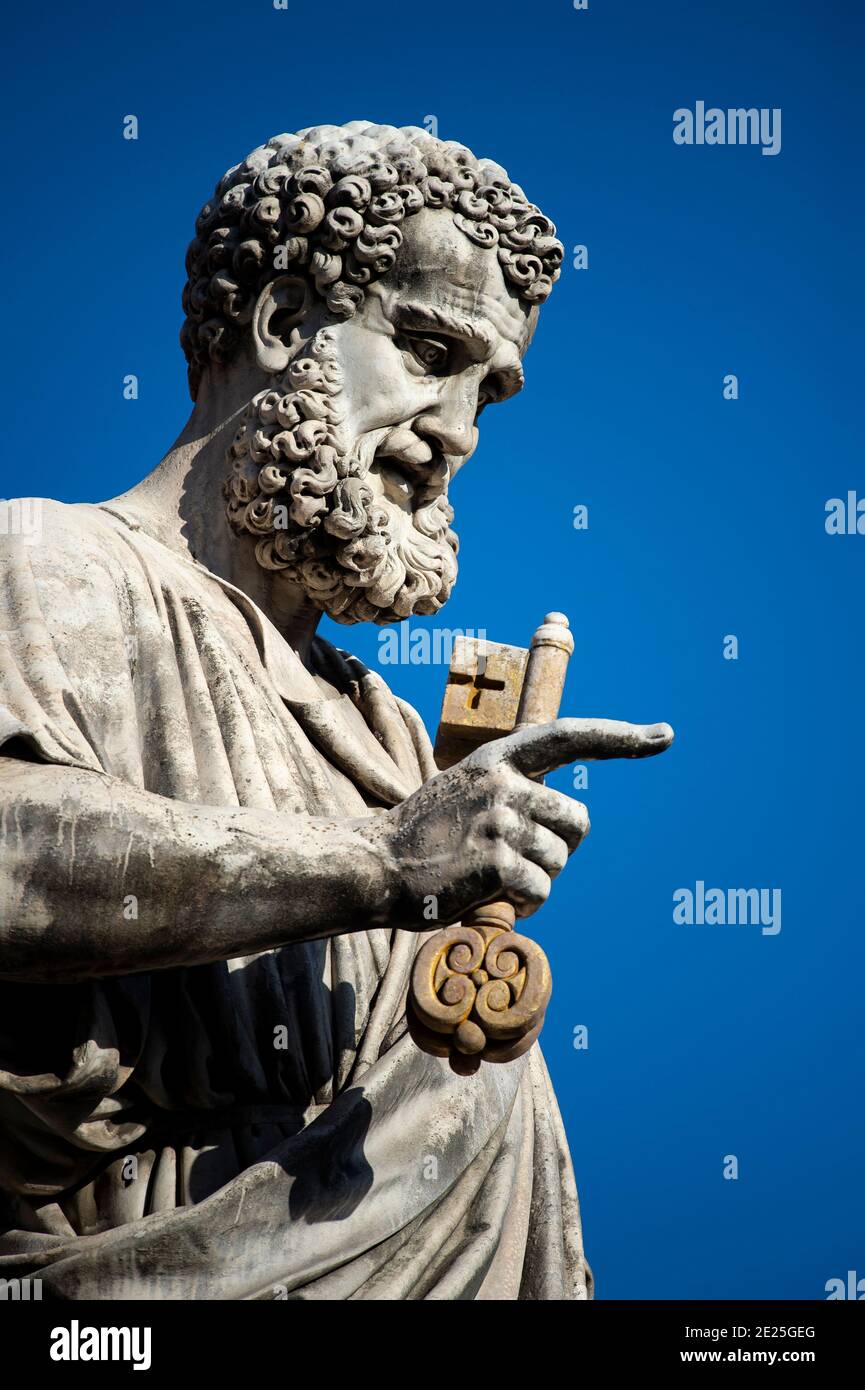 Statue de Saint-Pierre à l'extérieur de la basilique Saint-Pierre sur la place Saint-Pierre au Vatican. Détails. Banque D'Images