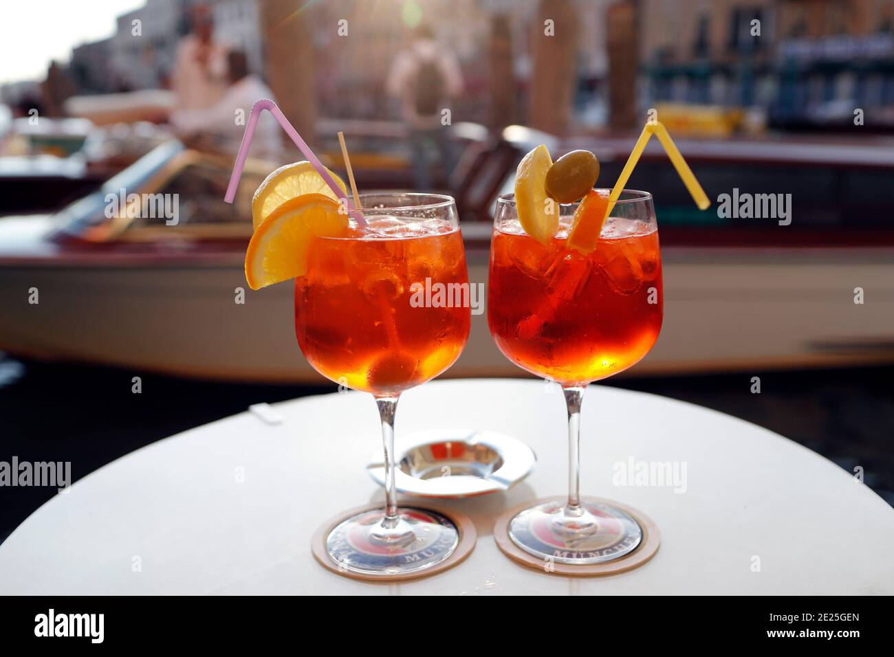 Apéritif Spritz cocktail en verre sur table basse. Banque D'Images