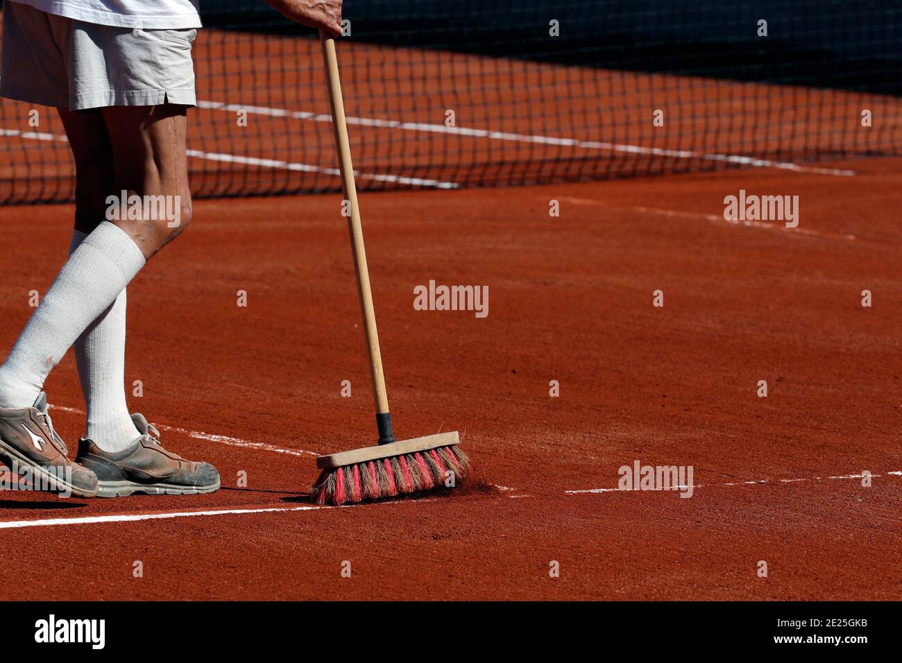 Entretien d'un court de tennis en terre battue. France. Banque D'Images