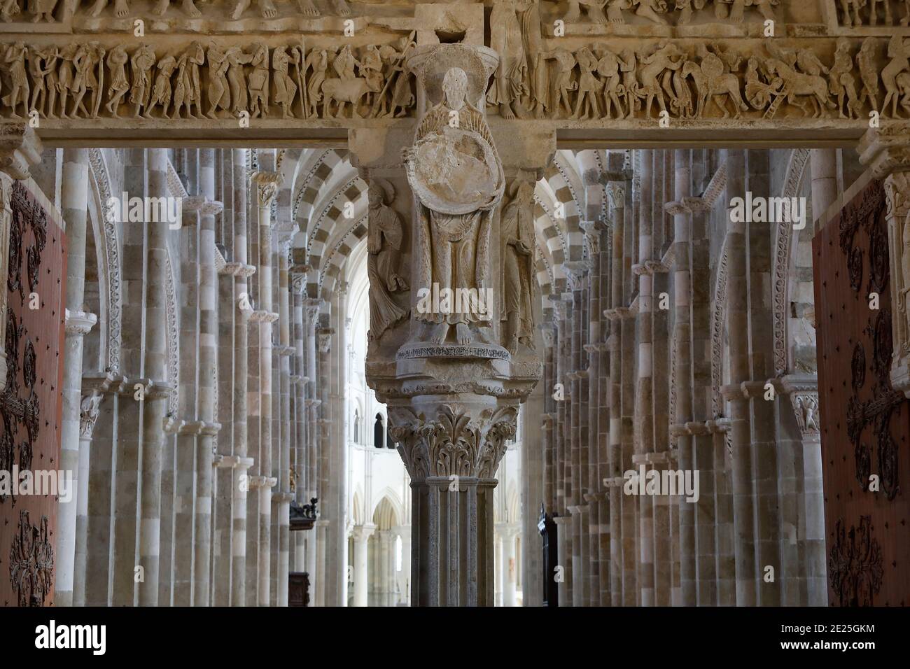 Basilique Sainte-Marie-Madeleine, Vezelay, France. Pilier central du portail central du narthex Banque D'Images