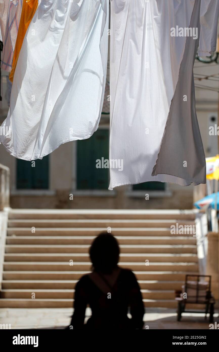 Silhouette d'une femme marchant dans les escaliers extérieurs. Banque D'Images