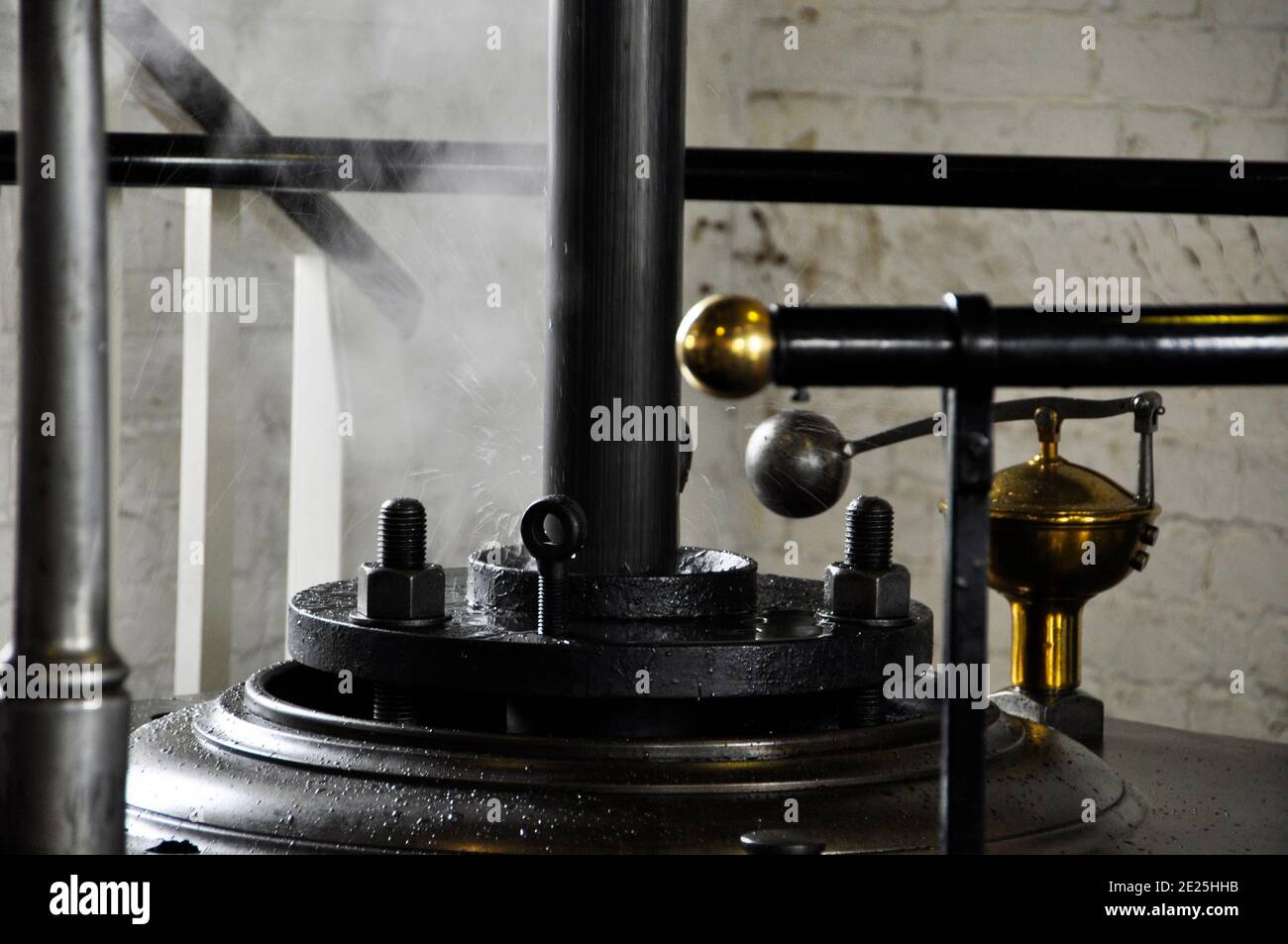 Haut du cylindre pompant l'eau dans le Kennett et Avon canal utilisant le moteur à faisceau à vapeur au pompage de Crofton Station, Wiltshire Angleterre Royaume-Uni Banque D'Images