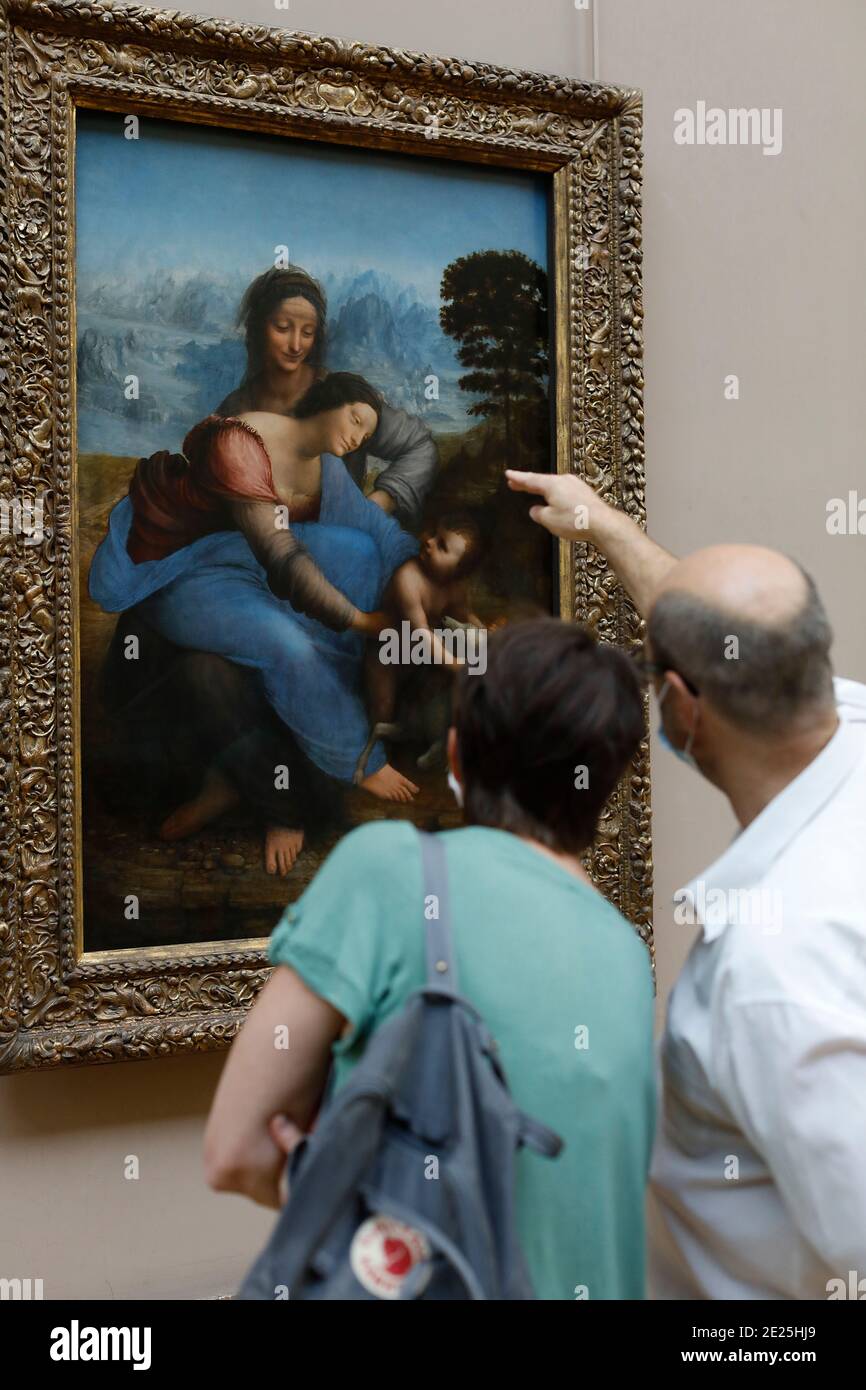 Musée du Louvre, Paris, France. Visiteurs regardant un tableau Leonardo. Banque D'Images