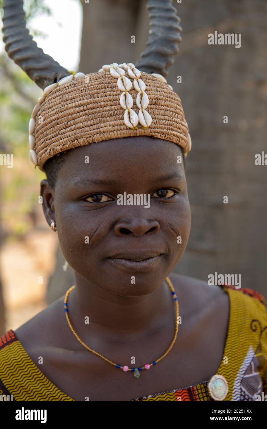 Jeune Batammariba femme avec cicatrices portant un chapeau traditionnel. Togo Banque D'Images