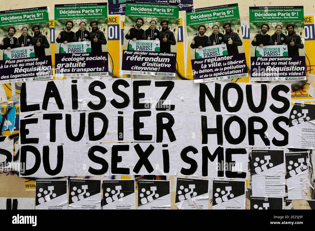 Slogan condamnant la violence contre les femmes à Paris, France Banque D'Images