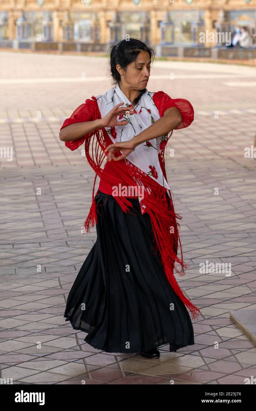Séville, Espagne - 10 janvier 2021 : danseuse passionnée de flamenco dansant en vêtements colorés sur la Plaza de Espana à Séville Banque D'Images