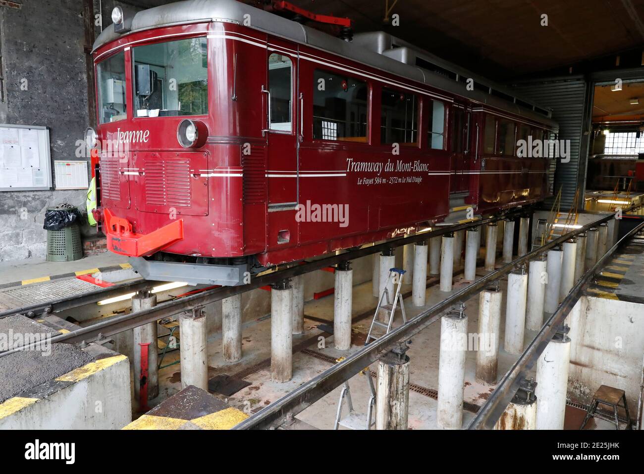 Le tramway du Mont blanc (TMB) est la plus haute ligne ferroviaire de montagne de France. Opération de maintenance France. Banque D'Images