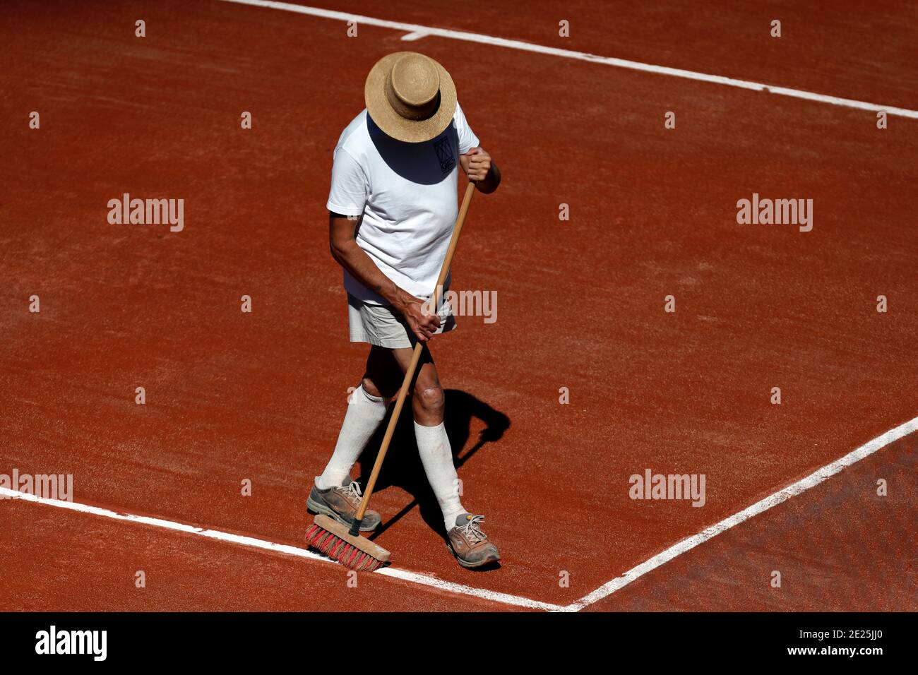 Entretien d'un court de tennis en terre battue. France. Banque D'Images