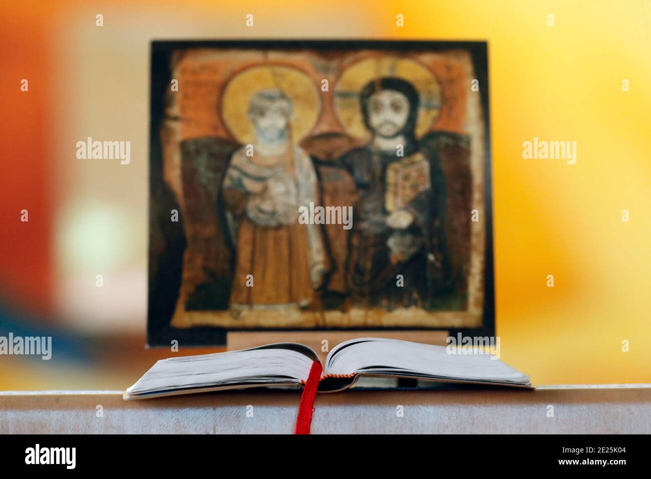 Ouvrez la bible et l'icône de Christ et Abbé Mena. Peinture copte. Annecy. France. Banque D'Images