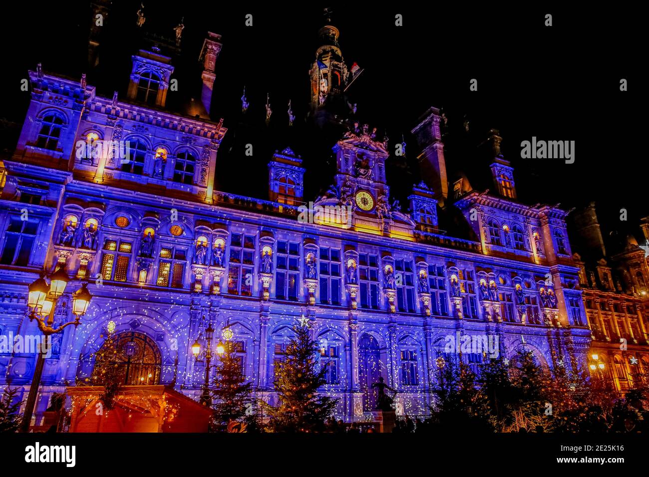 Hôtel de ville de Paris avec éclairage de Noël, France Banque D'Images