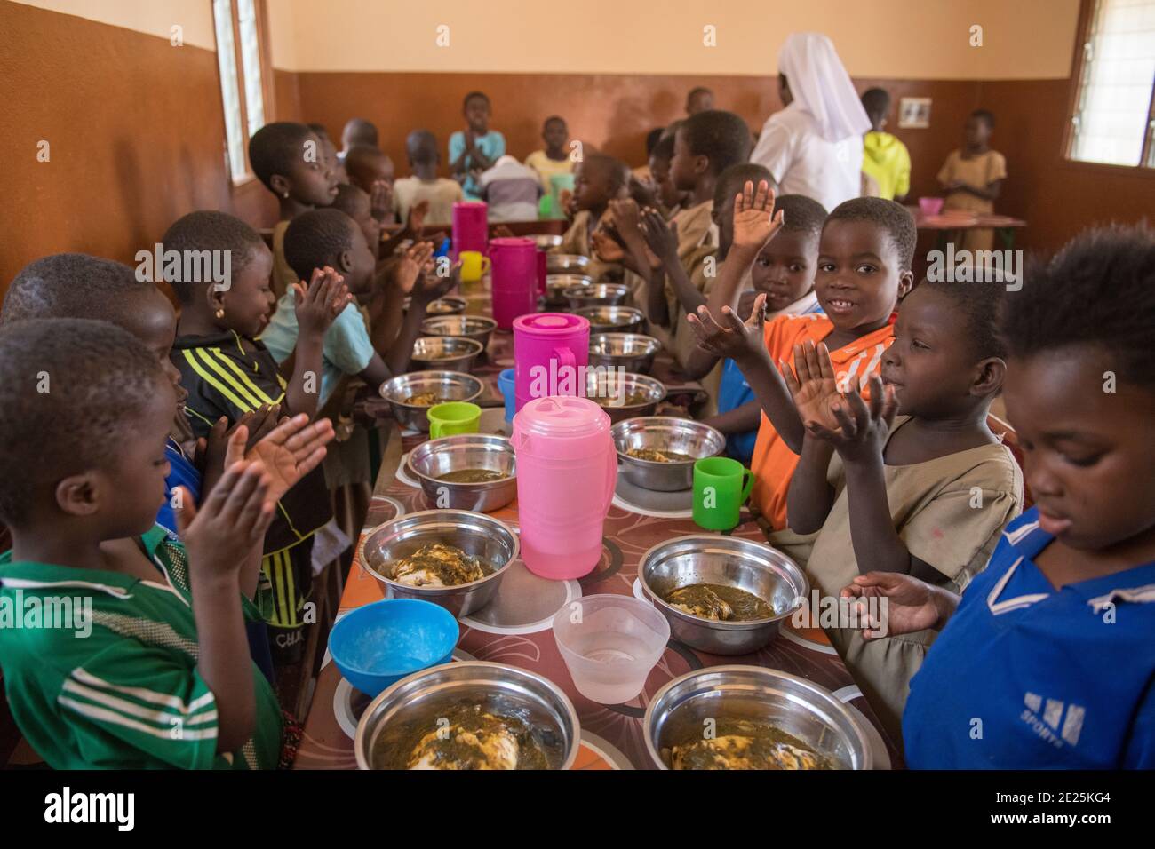 Orphelinat géré par l'ONG vie dans l'espérance (vivre avec espoir) à Dapaong, Togo. Les enfants prient et chantent avant le déjeuner. Banque D'Images