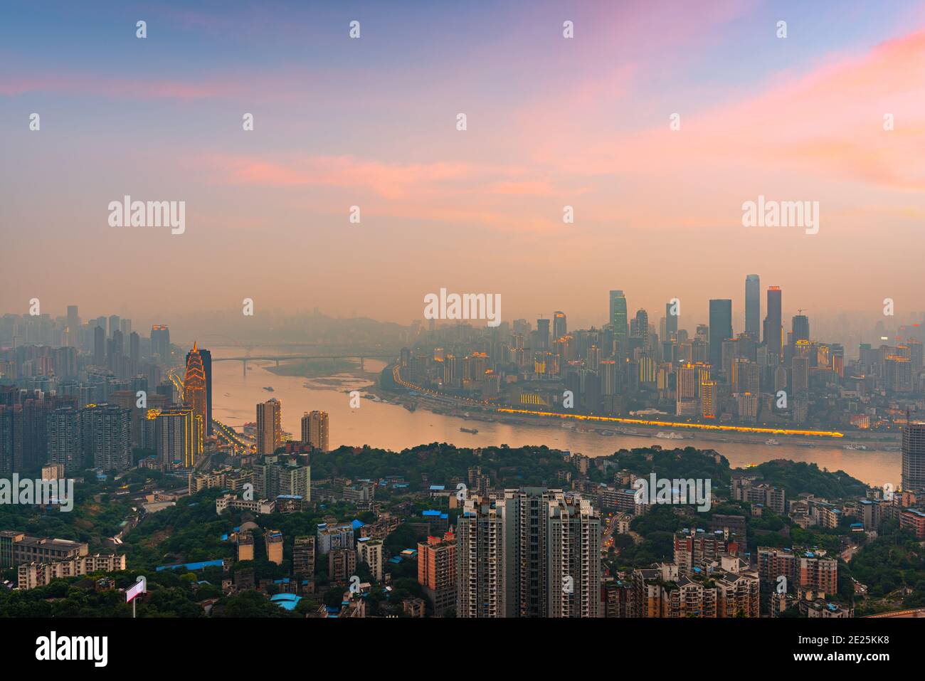 Chongqing, ville du centre-ville de Chine, au coucher du soleil, au-dessus du fleuve Yangtze. Banque D'Images