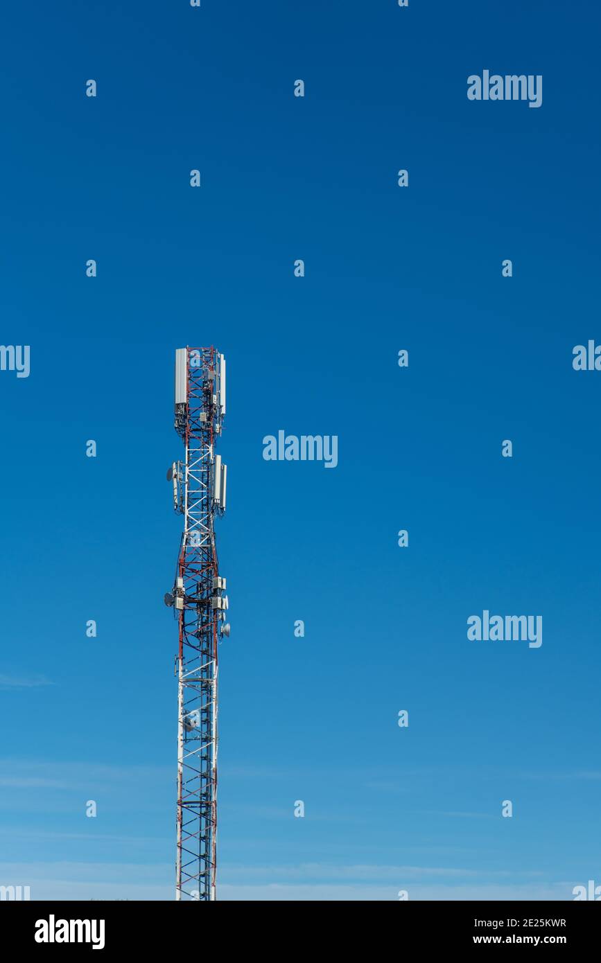 Tour de téléphonie mobile pour la couverture du réseau devant ciel bleu Banque D'Images