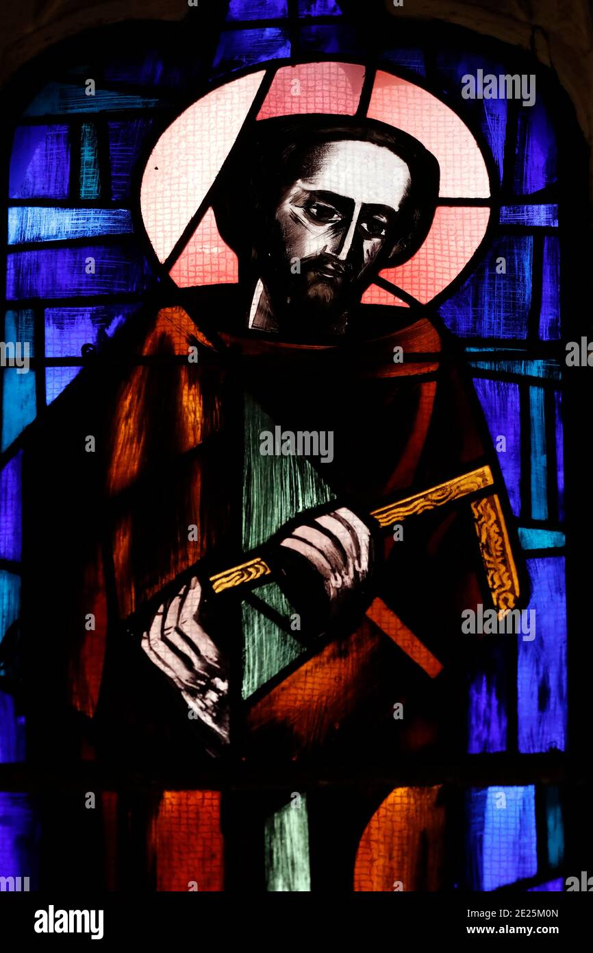 Fenêtre en vitrail. Saint Joseph, le charpentier. France. Banque D'Images Fenêtre en vitrail. Saint Joseph, le charpentier. France. Banque D'Images