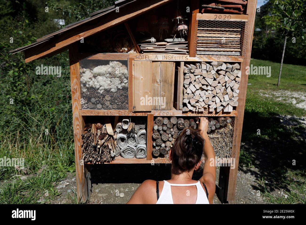 Un hôtel d'insectes est une structure faite par l'homme créée pour fournir un abri pour les insectes. France. Banque D'Images