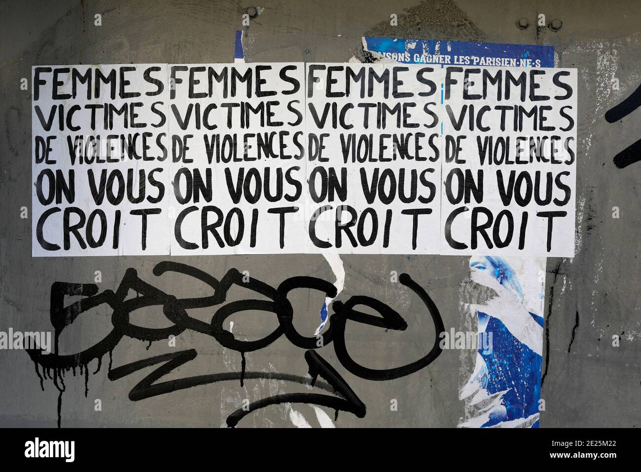 Slogan féministe sur un mur de rue, Paris, France Banque D'Images