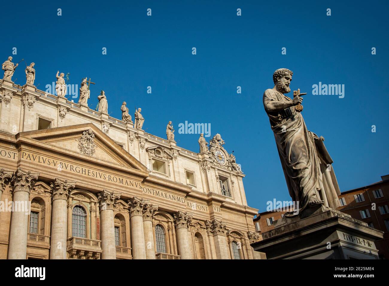 Statue de Saint-Pierre à l'extérieur de la basilique Saint-Pierre sur la place Saint-Pierre au Vatican. Banque D'Images