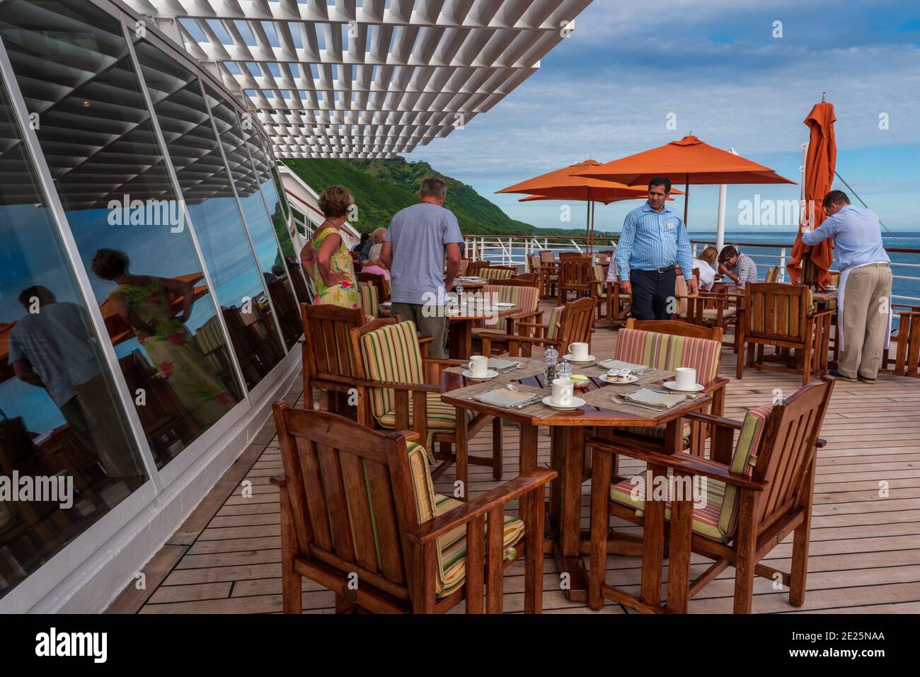 Moorea, Pacifique Sud -- 18 mars 2018. Les passagers prennent le petit-déjeuner sur le pont d'un bateau de croisière de luxe au large de la côte de Moorea pendant que le personnel du navire est là Banque D'Images