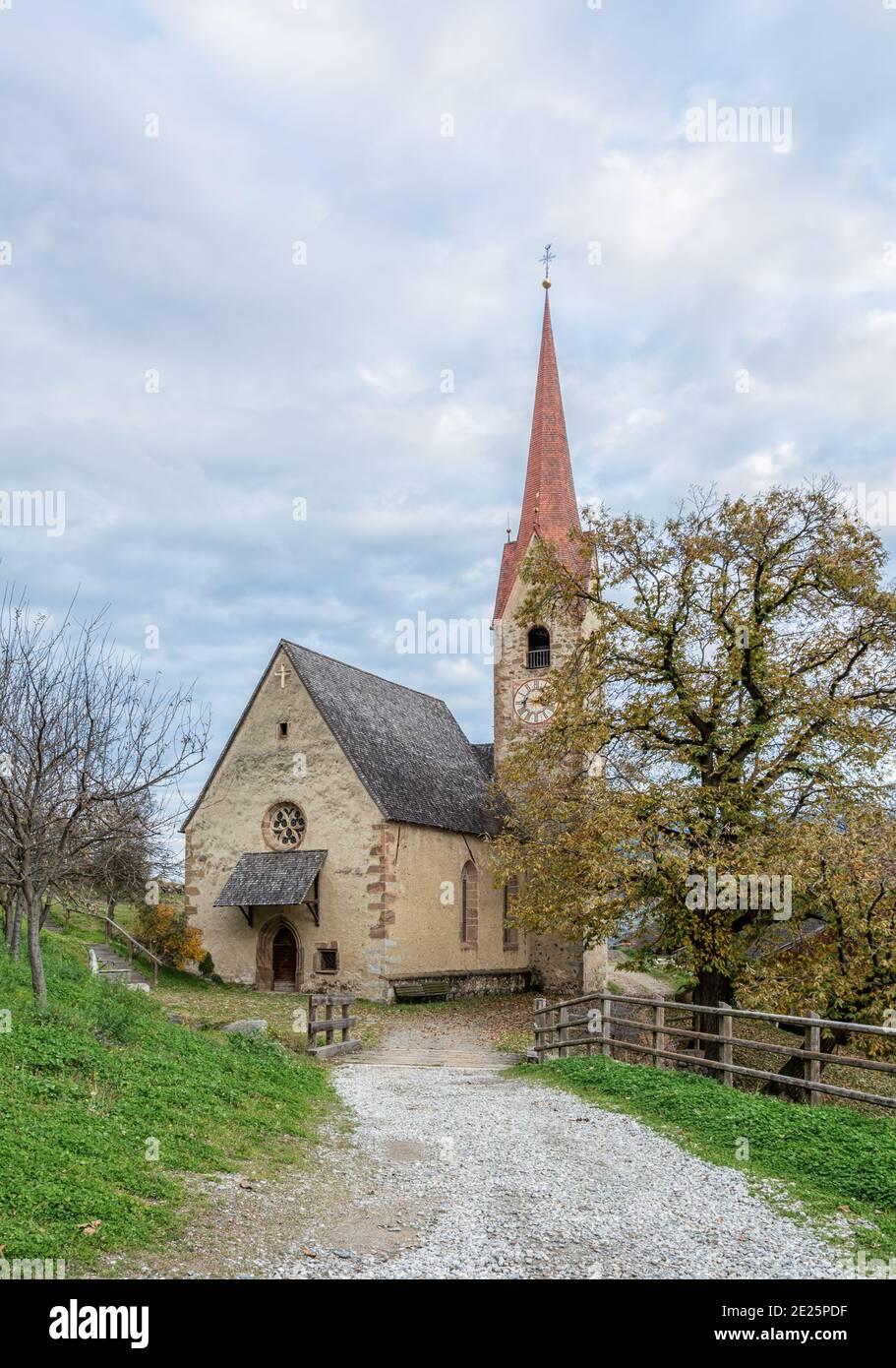 Église Saint-Ingenuino, village de Barbiano dans le Tyrol du Sud, nord de l'Italie - Europe - église de style gothique Banque D'Images