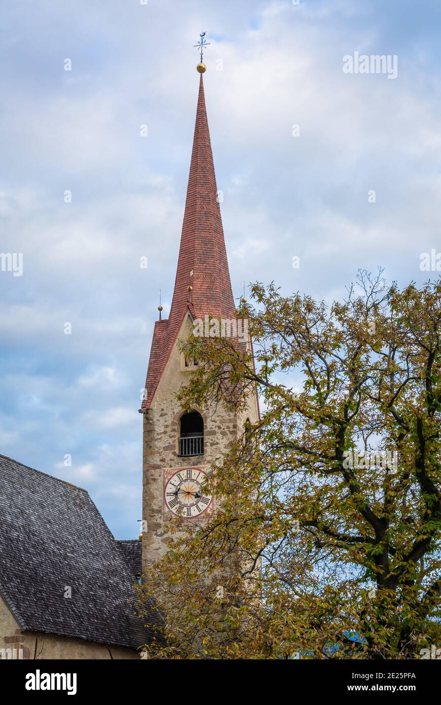 Église Saint-Ingenuino, village de Barbiano dans le Tyrol du Sud, nord de l'Italie - Europe - église de style gothique Banque D'Images